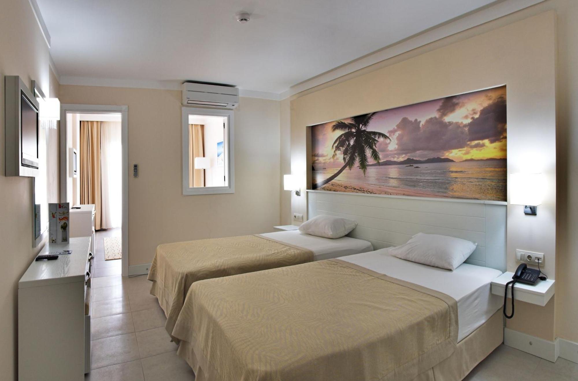 Batihan Beach Resort & Spa Kusadası Esterno foto